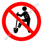 Запрещается проводить земляные работы с лопатой