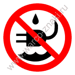 Запрещается разбрызгивать или распылять жидкости вблизи штепсельной вилки
